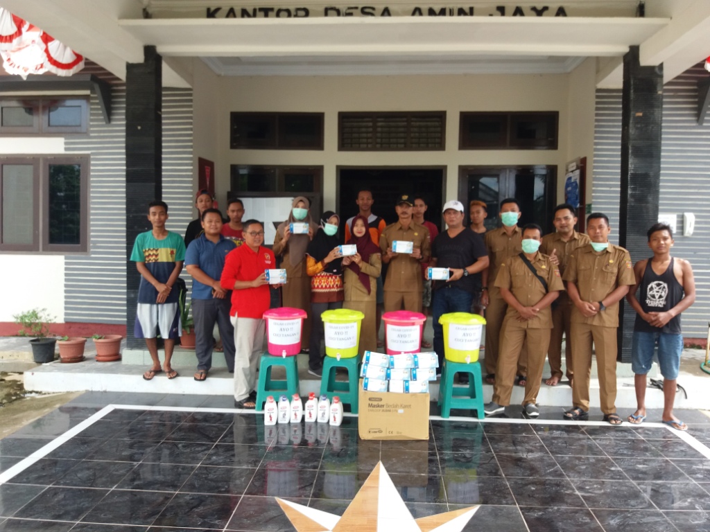 PEMBAGIAN 2000 MASKER GRATIS KEPADA MASYARAKAT OLEH PEMERINTAH DESA AMIN JAYA