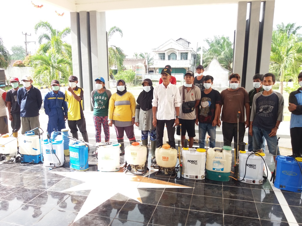 CEGAH COVID-19, DESA AMIN JAYA MELAKSANAKAN PENYEMPROTAN MASSAL DISETIAP RUMAH WARGA
