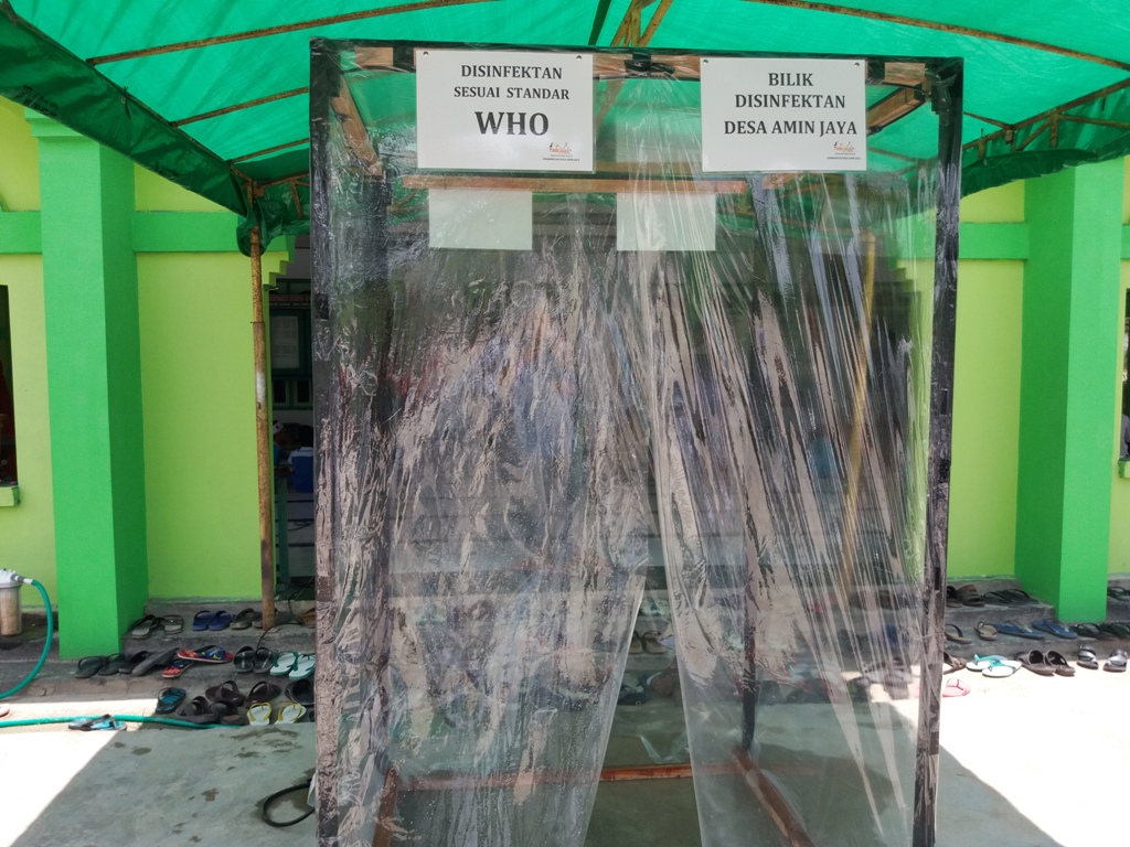 CEGAH PENYEBARAN COVID-19, PEMERINTAH DESA MEMASANG BILIK DISINFEKTAN DI MASJID DESA AMIN JAYA