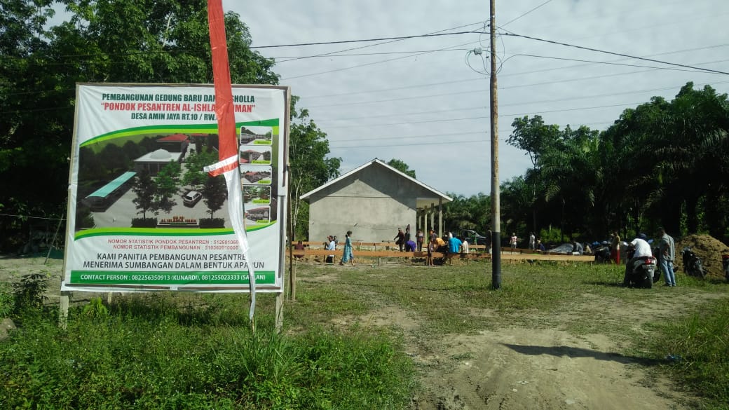 GOTONG ROYONG PEMBANGUNAN MUSHOLLA PONDOK PESANTREN AL-ISHLAHUL IMAN DESA AMIN JAYA