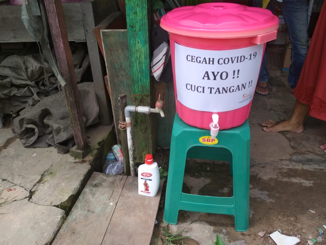PENGADAAN TEMPAT CUCI TANGAN DI FASILITAS UMUM OLEH PEMERINTAH DESA AMIN JAYA